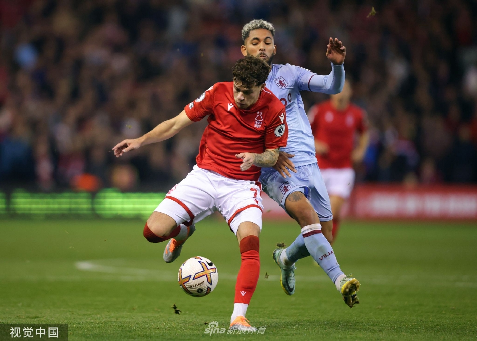 终场哨响，诺丁汉森林球员带着复杂的心情向主场球迷致意，一场平局虽不解渴，但终于结束了连败的阴霾。