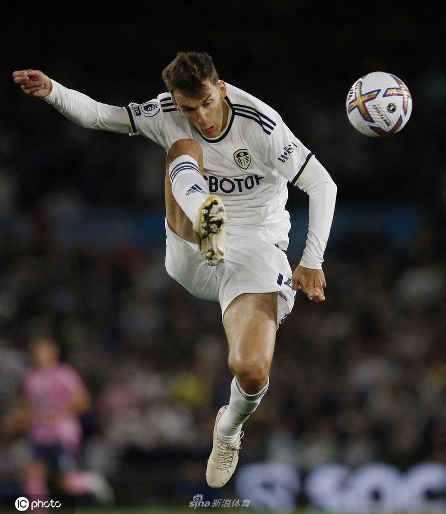 埃兰路球场座无虚席，球迷挥舞围巾，夜空下看台如星河流淌，主场氛围热烈激昂