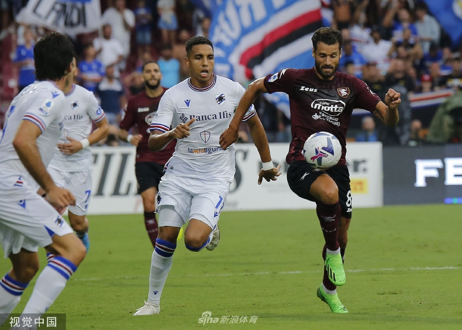 桑普多利亚门将奥代罗在失球后跪在门前，神情沮丧，身后是主队球员庆祝进球的狂欢背影。