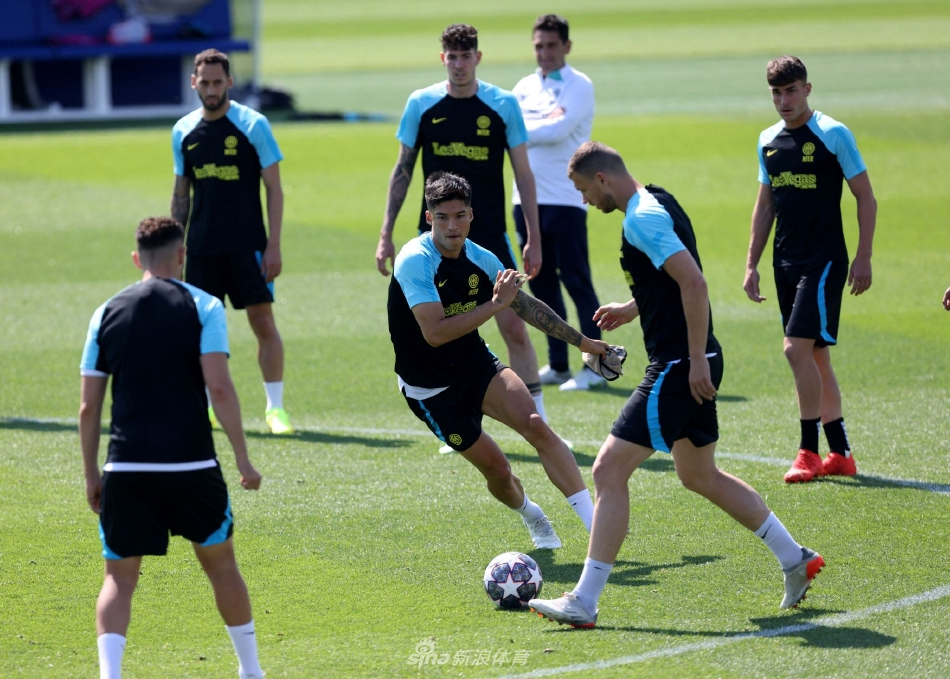 主帅西蒙尼·因扎吉与中场核心巴雷拉在场边深入交流，后者正在认真聆听战术指示