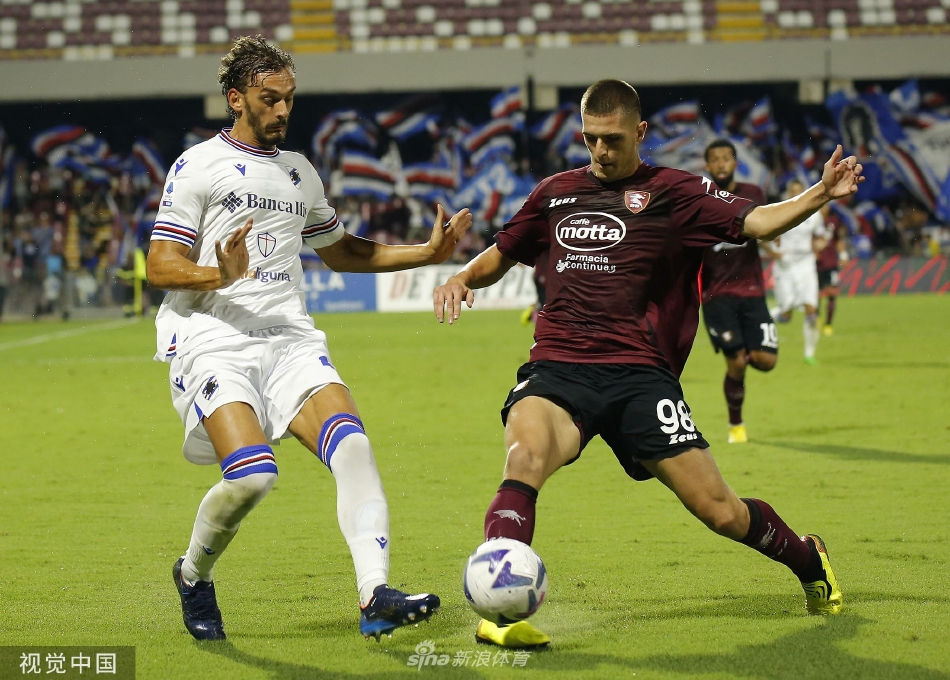 比赛终场哨响，萨勒尼塔纳全队紧紧拥抱在一起庆祝大胜，教练与替补球员从场边冲入欢呼的绿色海洋。