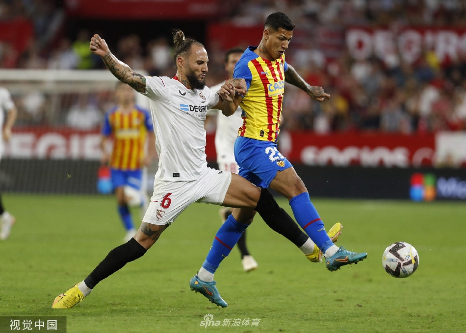 布努怒吼庆祝扑出关键点球，身后瓦伦西亚球员掩面失望