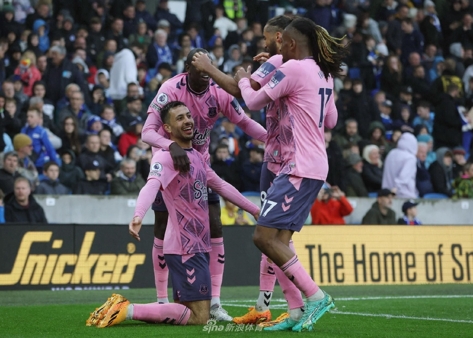 埃弗顿全队赛后紧紧相拥庆祝，主教练戴奇与每一位球员击掌，这场关键胜利让保级曙光重现。