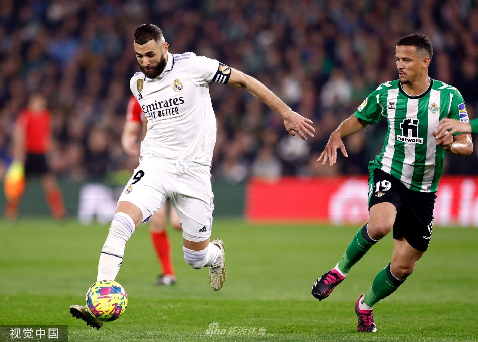 皇家贝蒂斯门将布拉沃飞身侧扑，单掌将一次极具威胁的射门托出横梁。