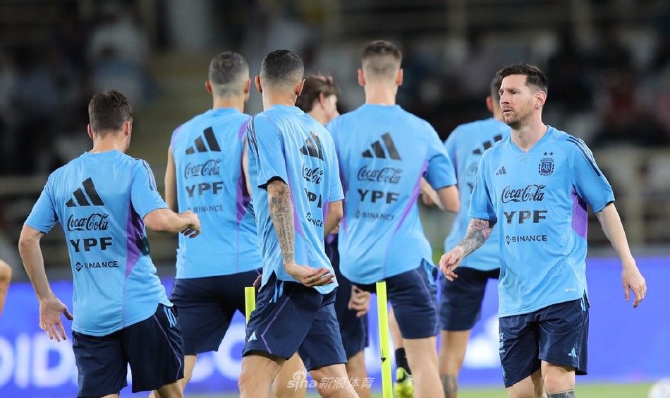 梅西起脚传中，皮球划破空气，承载着无数期待飞向目标