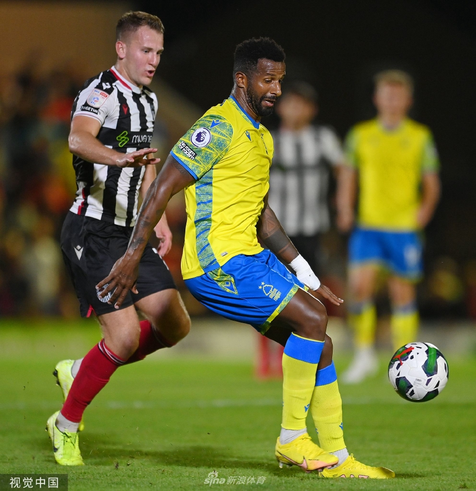 森林队球员在角旗区附近庆祝进球，激情拥抱点燃了客场球迷区的气氛