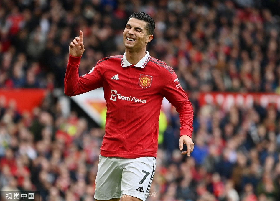 攻防瞬间：一名纽卡斯尔球员（推测为乔林顿）在小禁区内高高跃起力压防守球员，完成了一记极具威胁的头球攻门，曼联门将德赫亚侧身飞扑，表情专注而紧绷。