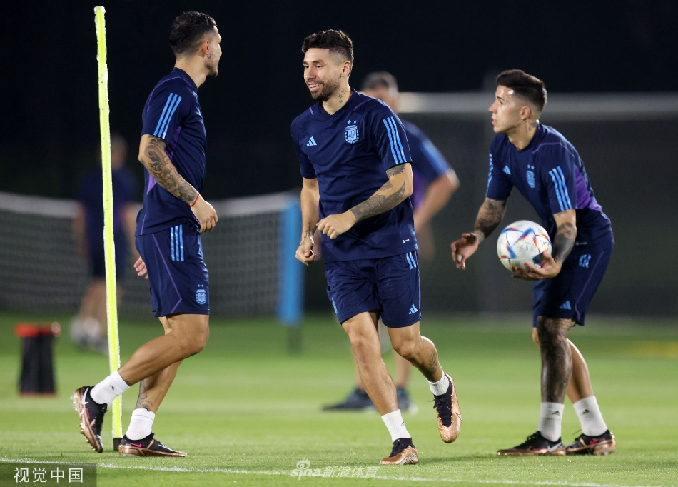 全队进行高强度体能训练，为高强度的淘汰赛储备充足的能量。