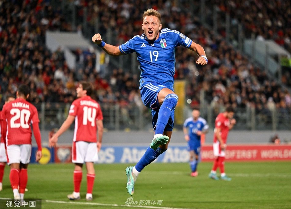 雷特吉头球破门瞬间，他在两名马耳他防守球员的夹击下奋力跃起，身体舒展，将球顶向球门死角。