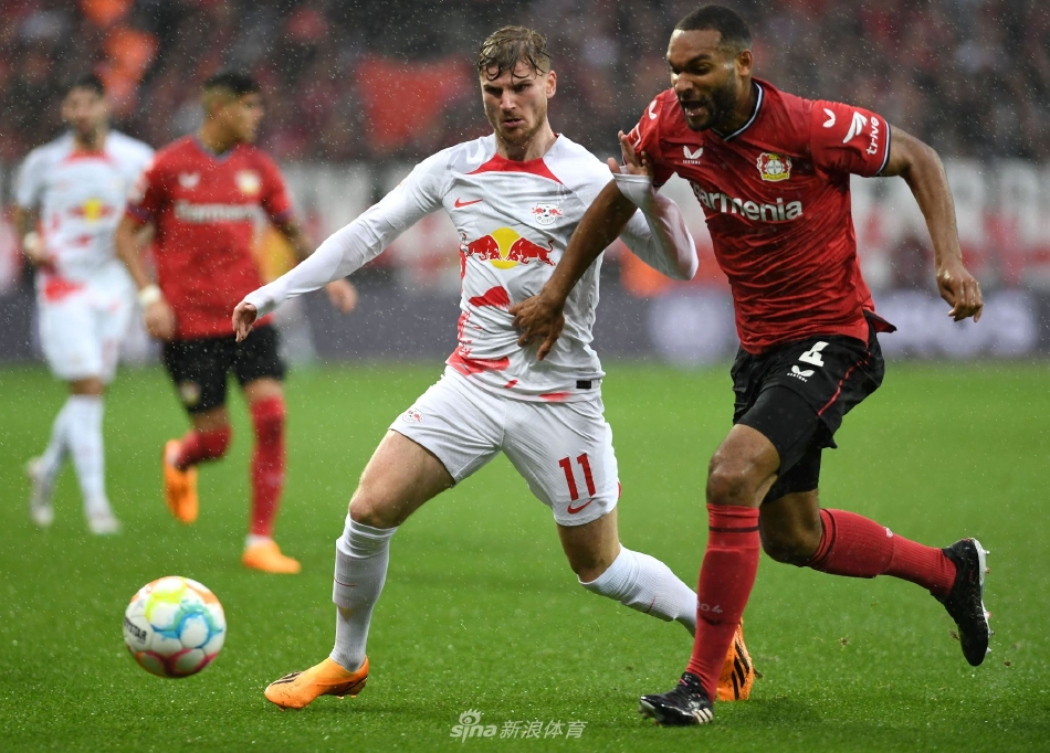 纳迪姆·阿米里主罚点球：他坚定地望向球门，助跑，右脚爆射将球送入死角，锁定胜局