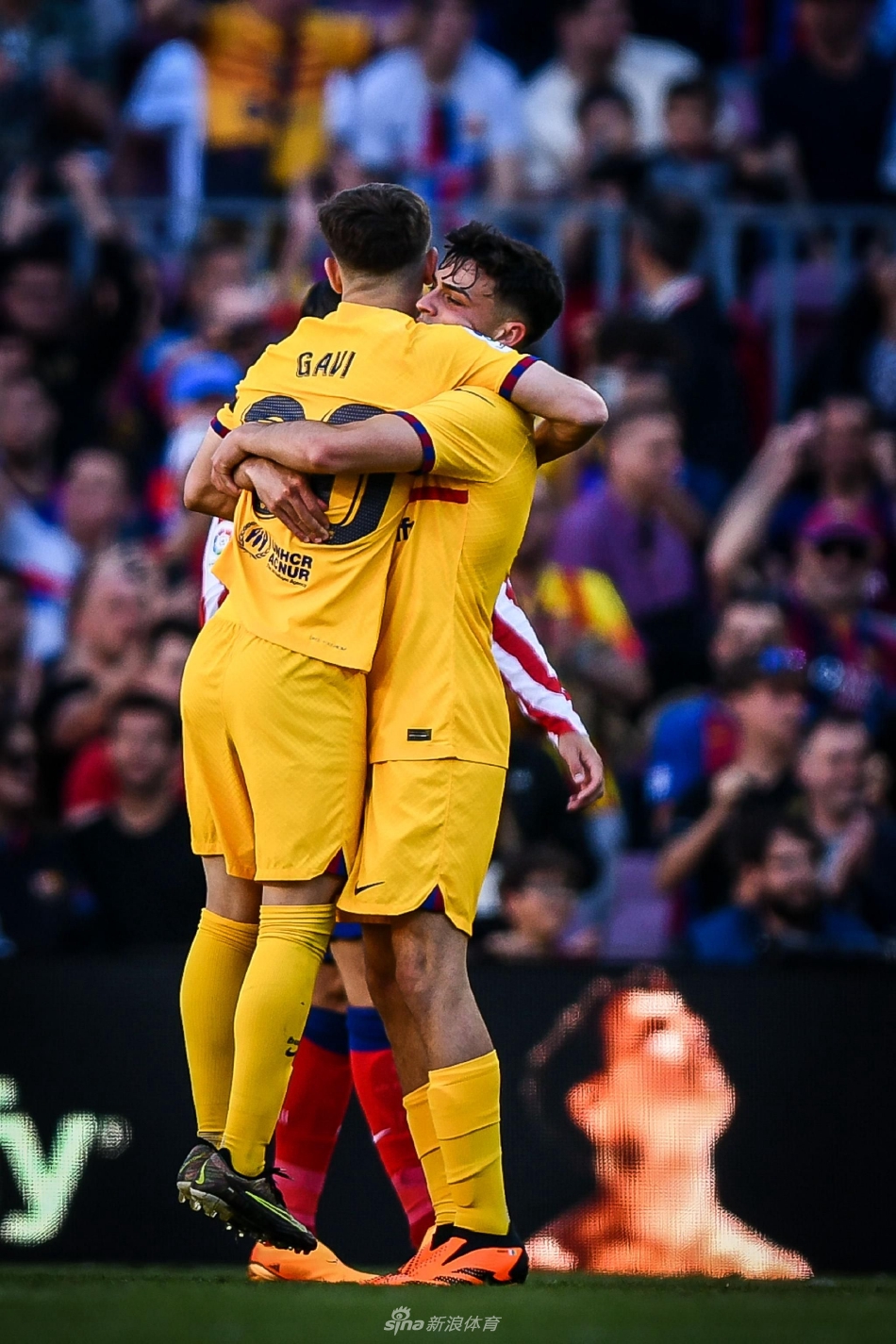 巴萨主帅哈维在场边凝神指挥，眼神锐利如鹰，手势坚定，仿佛在棋盘上布下一着着关键棋子。