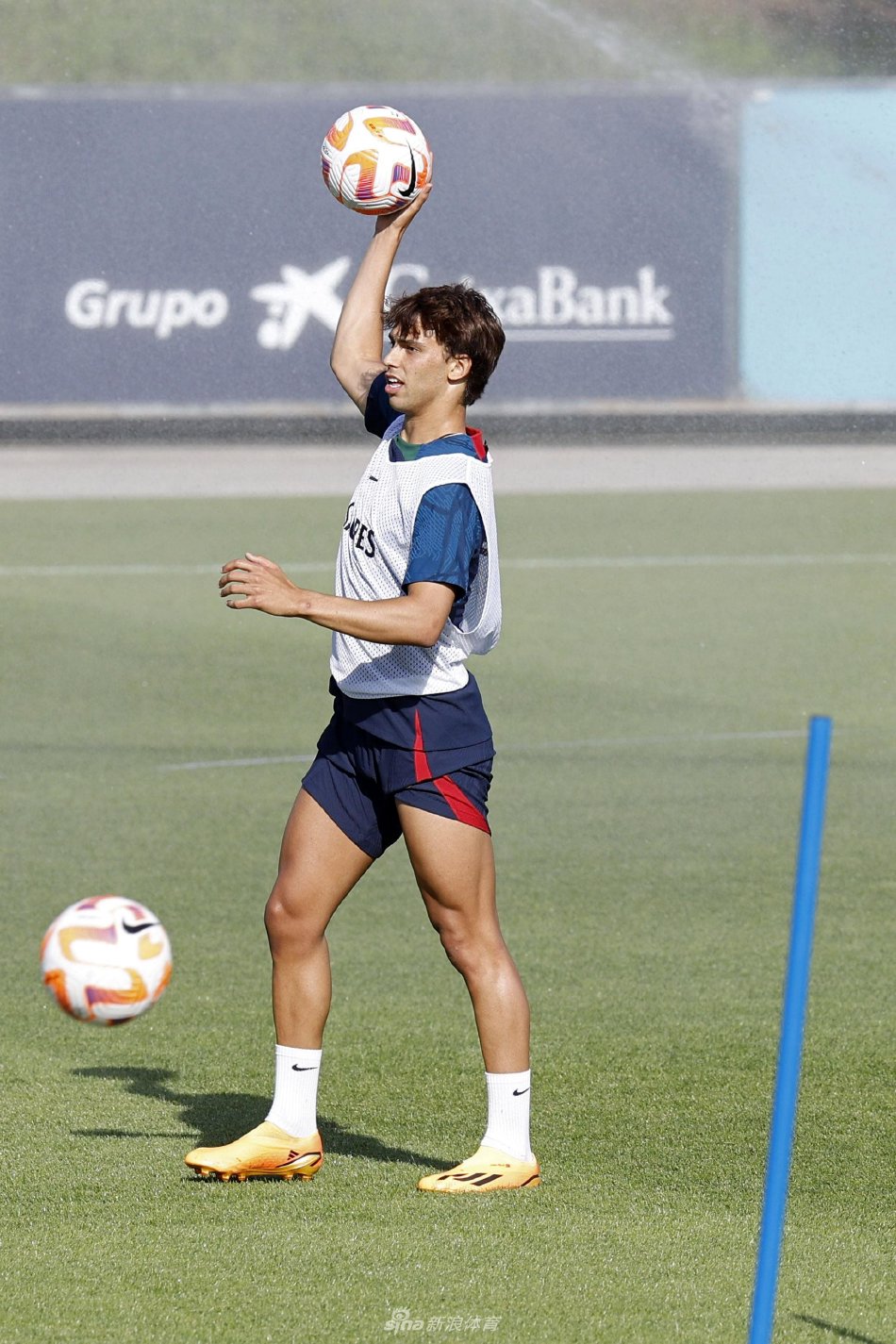 伯纳多·席尔瓦与队友进行精巧的一脚传递，两人身影在落日余晖下交错，展现行云流水般的团队默契。