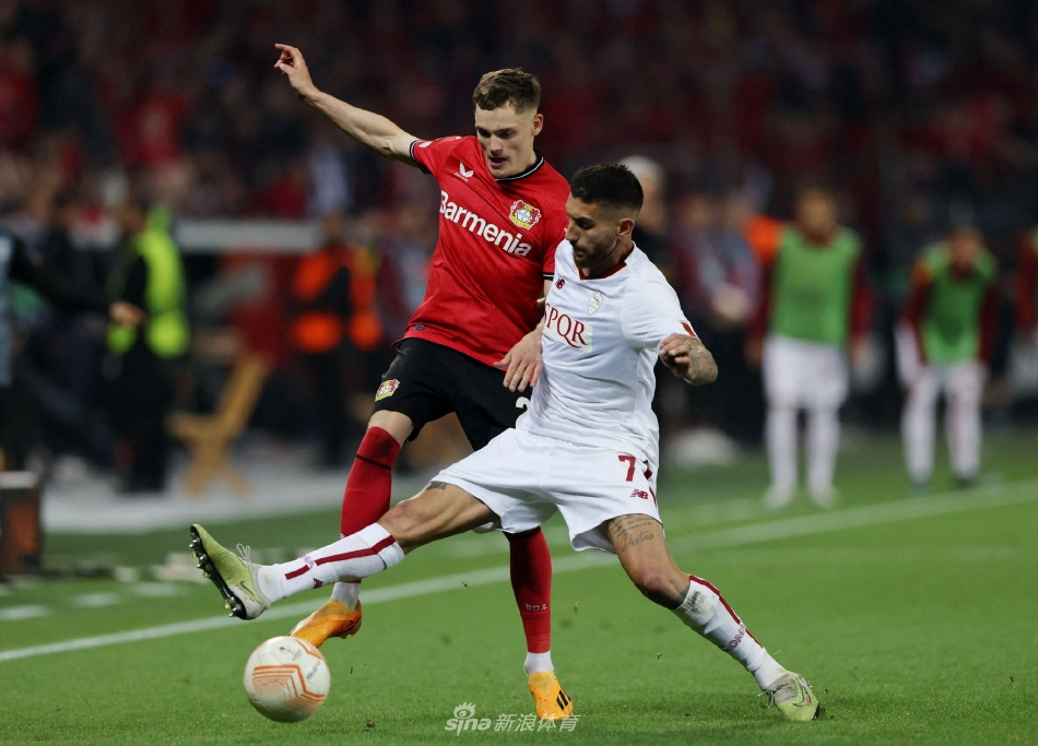 罗马门将帕特里西奥在一次成功扑救后握拳怒吼，身后是潮水般涌来的勒沃库森红色进攻浪潮，他宛如惊涛中的定海神针。