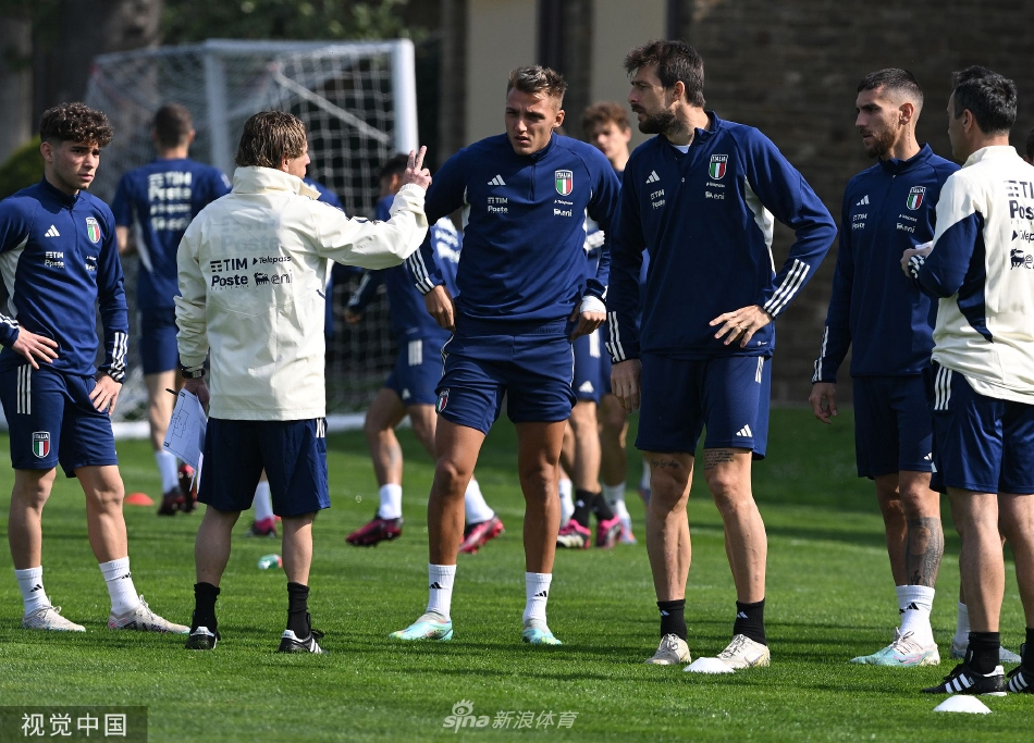 绿茵场上，球员们正在进行高强度的折返跑体能训练，身影在夕阳下拉长，汗水在阳光下闪烁。