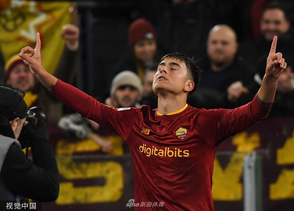 迪巴拉进球瞬间，他张开双臂如雄鹰展翅般在罗马奥林匹克球场滑跪庆祝，身后是沸腾的红色看台