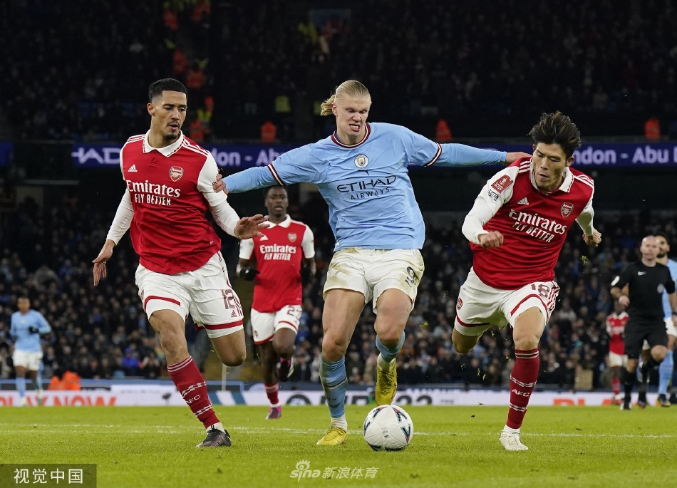 比赛激烈进行中，曼城核心德布劳内正带球摆脱防守，他专注的神情与周遭激烈的身体对抗，勾勒出顶级赛场每分钟皆系胜负的紧张氛围。