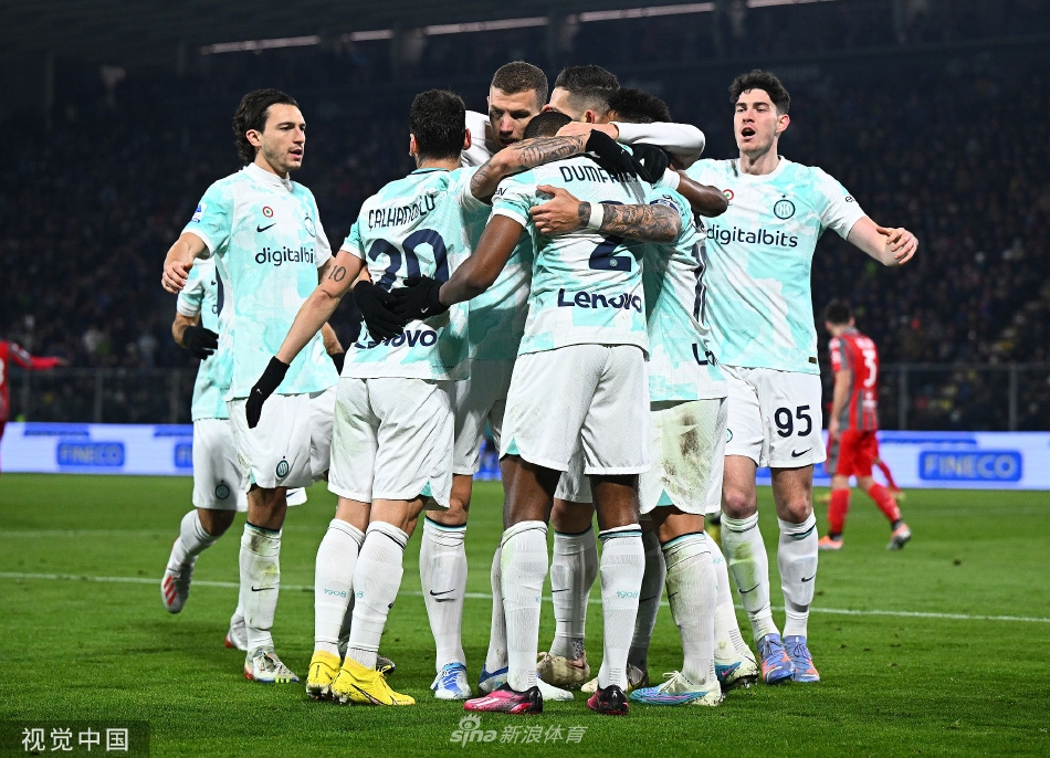 克雷蒙内塞球员奥科雷克起脚怒射世界波瞬间，皮球如出膛炮弹般飞向球门，防守球员试图封堵却为时已晚