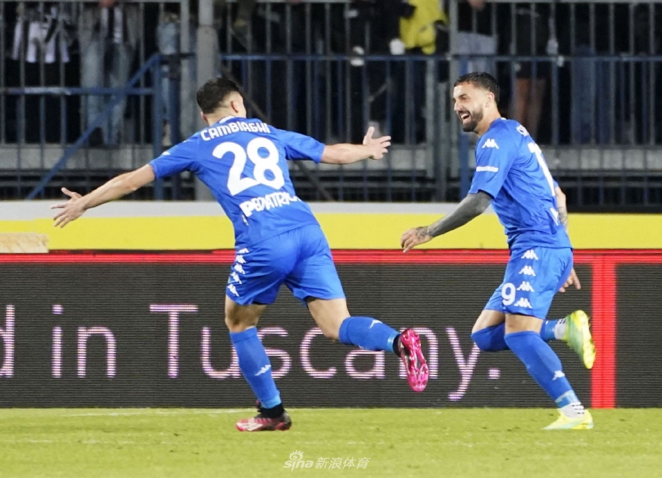 恩波利前锋在禁区前沿拔脚怒射，皮球如炮弹般直窜球门死角，尤文门将奋力扑救仍难阻失球