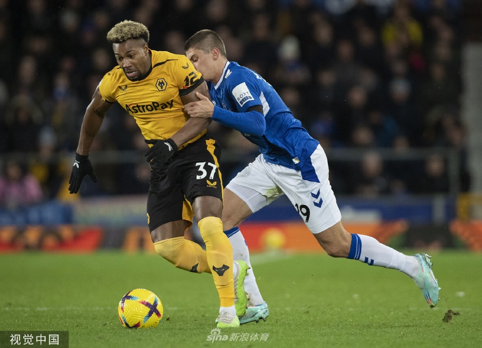 绝杀英雄埃诺里张开双臂仰天长啸，背后是呆若木鸡的主队球员与喧嚣沸腾的客队看台，画面极具故事感。