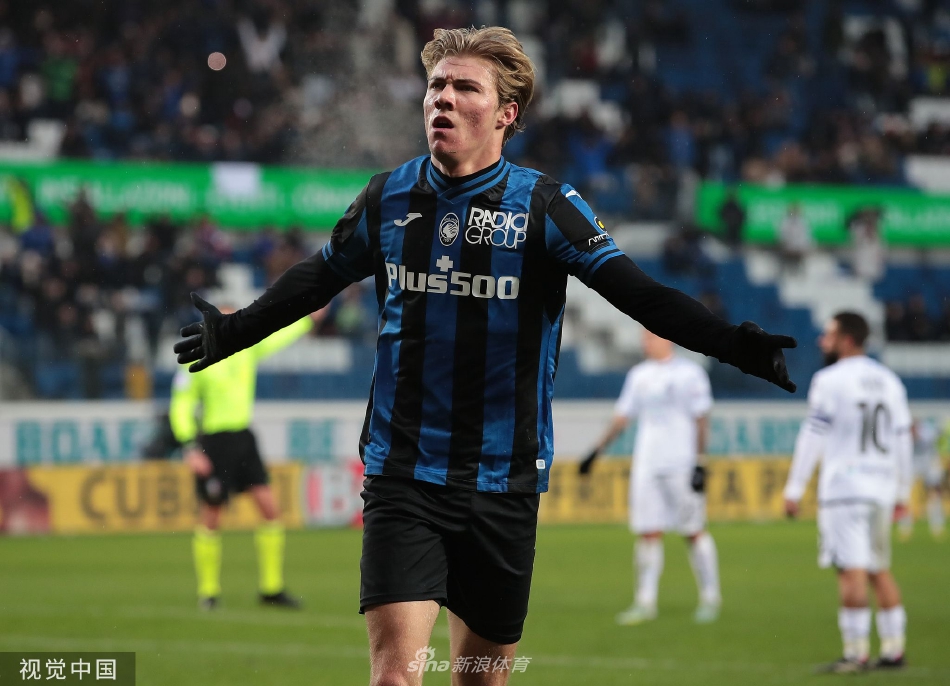 双方球员在中场展开激烈拼抢，一名球员正用身体护住球，另一名对手则从侧后方伸脚拦截