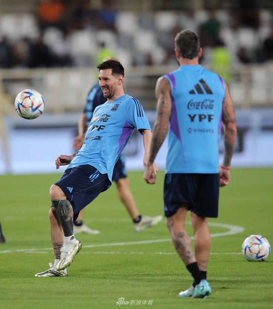 梅西与德保罗在训练中紧密交流，领袖与悍将的默契在指尖与眼神中无声流淌
