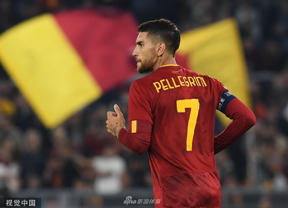 卢多戈雷茨球员里克进球后张开双臂，在罗马奥林匹克球场肆意庆祝他的世界波破门。