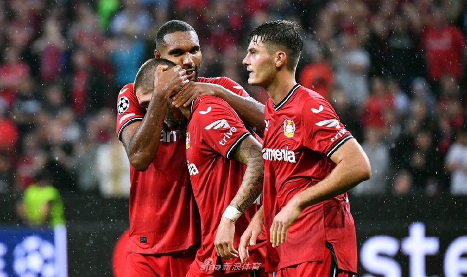 欧冠之夜拜耳球场全景：看台宛若红色海洋，巨型欧冠星徽在草坪中央熠熠生辉，双方球员列队入场，大战一触即发