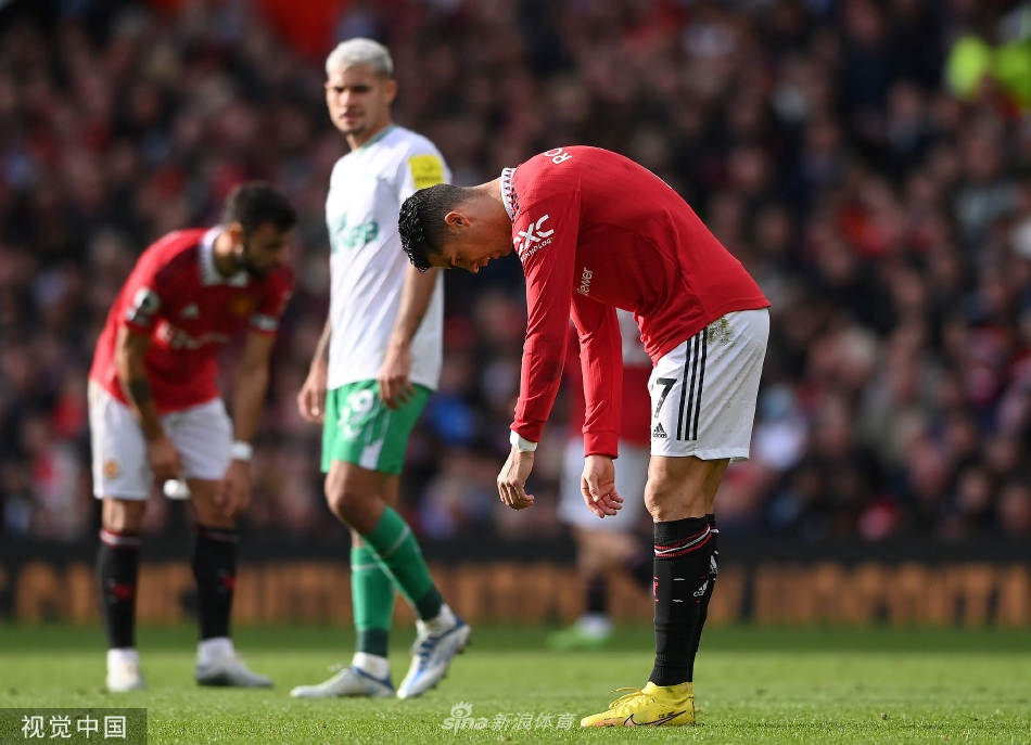 赛后定格：比赛结束后，双方球员在绿茵场上身影交错，有的相互握手致意，有的低头离场，远处看台上的球迷形成了一片模糊而喧嚣的背景，映衬着这场充满故事却无进球的平局。