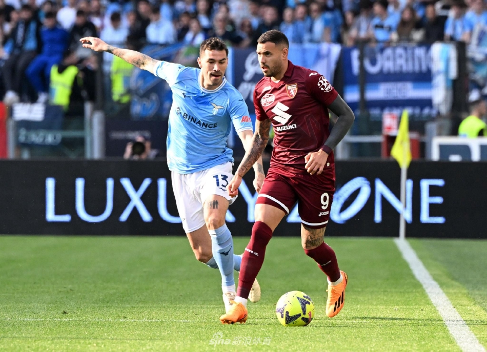 夜幕下的罗马奥林匹克体育场看台，主场球迷目睹球队失利后表情复杂，交织着难以置信与深深的失落。