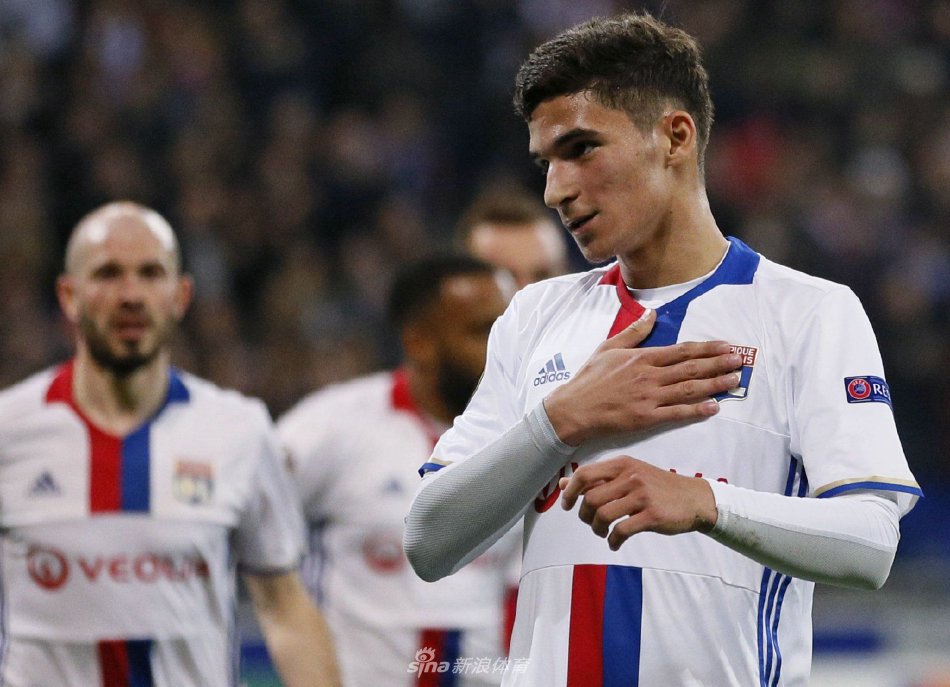 奥亚尔身穿训练服在罗马训练基地进行有球练习，表情认真，已完全投入到新环境的备战中