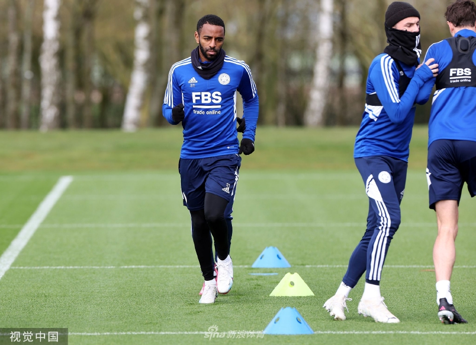 训练结束后，球员们三三两两走向场边，在雪地上留下长长的足迹，夕阳为这幅训练收工图增添了宁静的色彩。