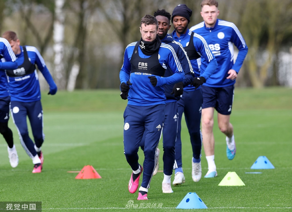 守门员在雪地里进行飞身扑救训练，雪花与草屑在其身旁飞扬，瞬间定格了门将位置的艰辛与专注。