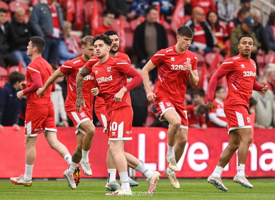 比赛结束后，考文垂全队手拉手走向客队看台，向远道而来并呐喊了整场的忠实球迷致谢，共享这来之不易的胜利时刻。