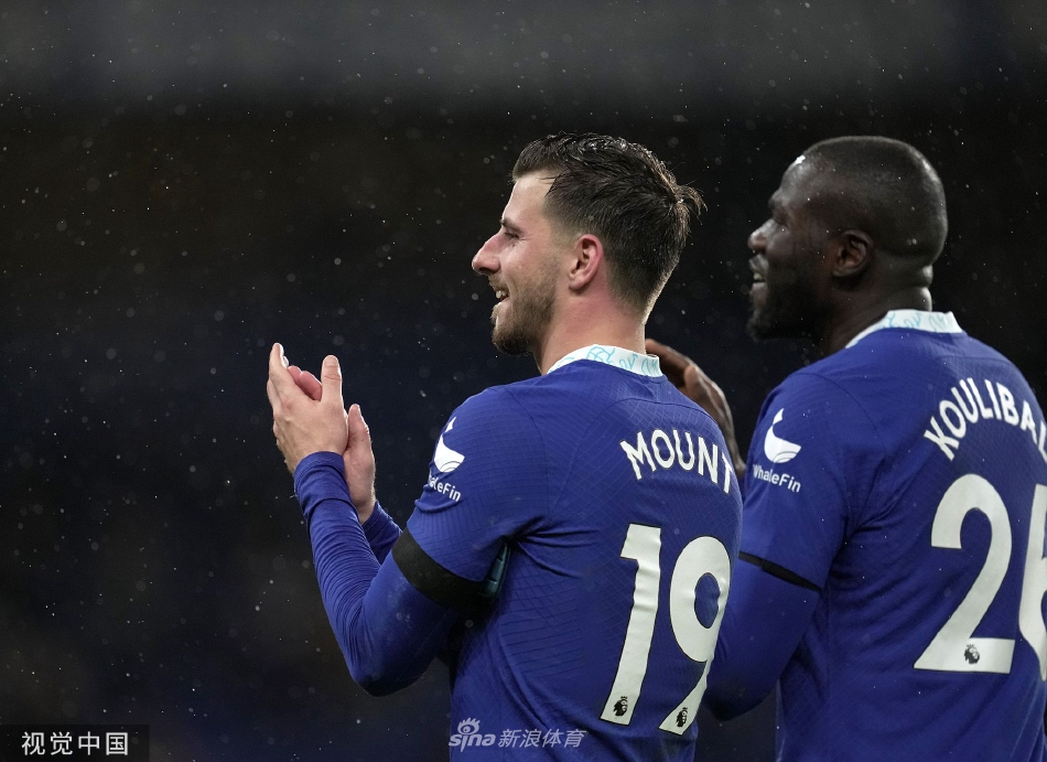 伯恩茅斯门将特拉弗斯飞身侧扑，手臂极力伸展试图封堵射门，门将的专注与瞬间反应在这一刻被定格。