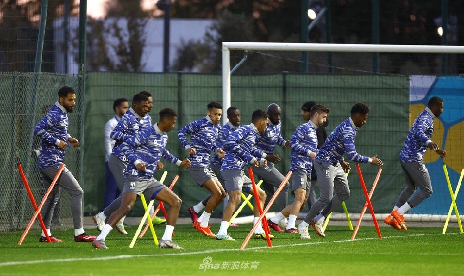 夕阳下，全队成员肩并肩站成一排，进行拉伸恢复，画面宁静而充满力量感。