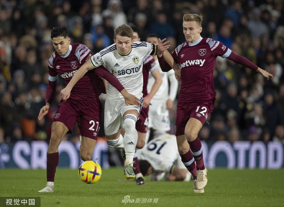 双方球员在中场激烈拼抢，身体对抗极为胶着，展现了英超联赛高强度的竞技水平。