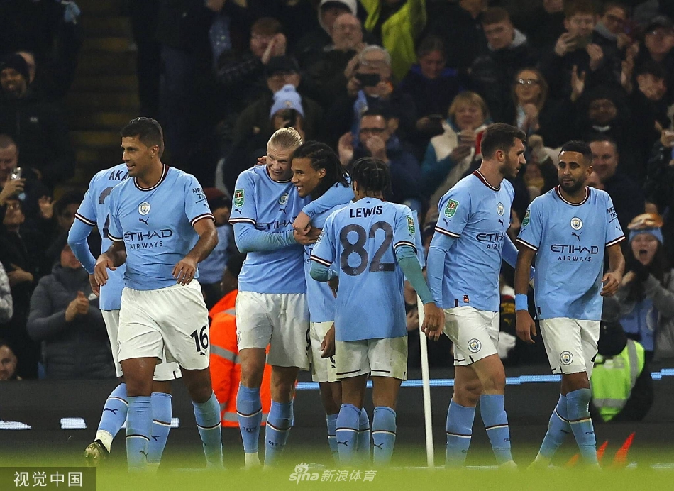 萨拉赫破门后指向天空庆祝，利物浦球员纷纷上前拥抱，展现永不放弃的红军精神