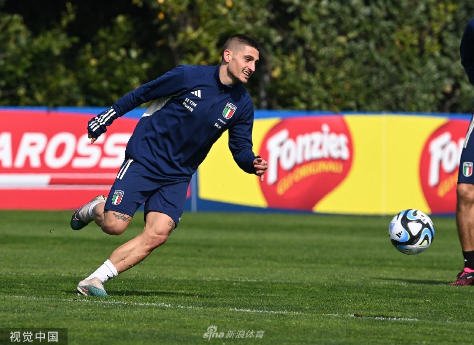 训练结束后，球员们三三两两走向场边，一边交流一边补水，夕阳余晖为整个训练场披上金色纱幔。