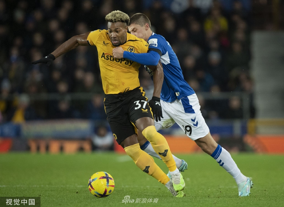 双方球员中场激烈缠斗，肌肉碰撞火星四溅，展现了英超联赛标志性的高强度对抗与竞技魅力。