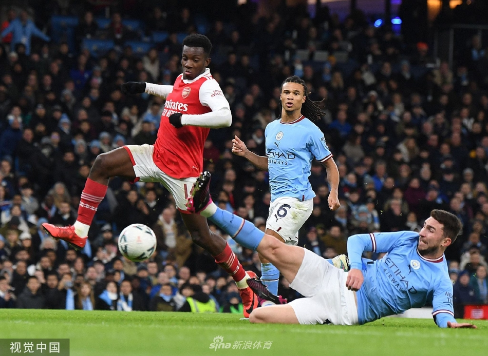 阿森纳球员在终场哨响后神情落寞，恩凯蒂亚低头不语，与远处欢庆的曼城球员形成鲜明对比，展现了足球比赛胜利与遗憾并存的残酷与魅力。