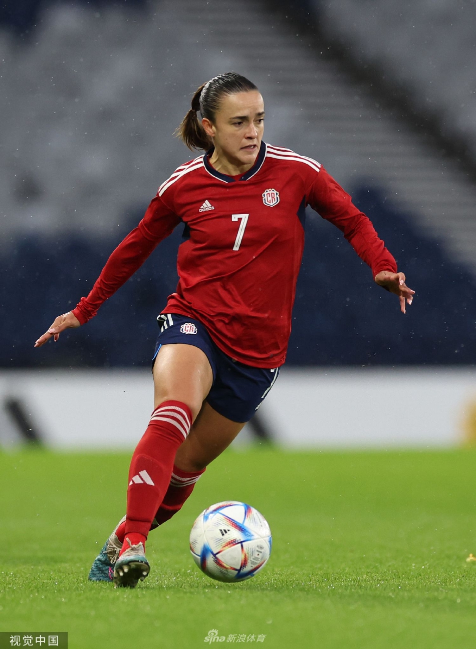 哥斯达黎加女足门将索莱拉在比赛中飞身扑救，身体完全舒展开来，试图阻挡苏格兰队的强劲射门。