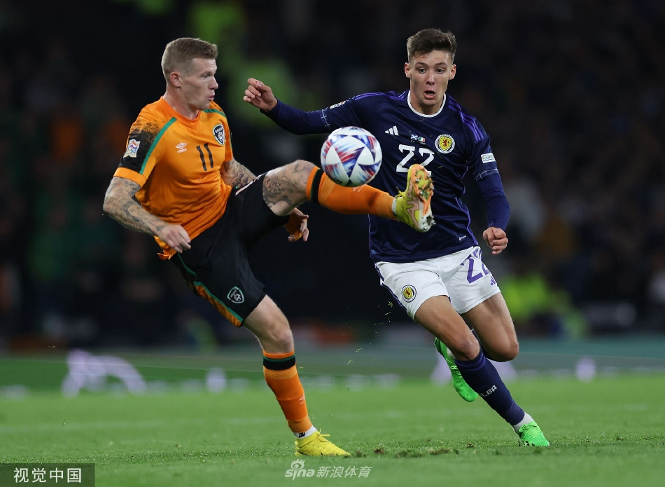 爱尔兰门将飞身侧扑，指尖惊险挡出苏格兰队员一记势大力沉的远程抽射