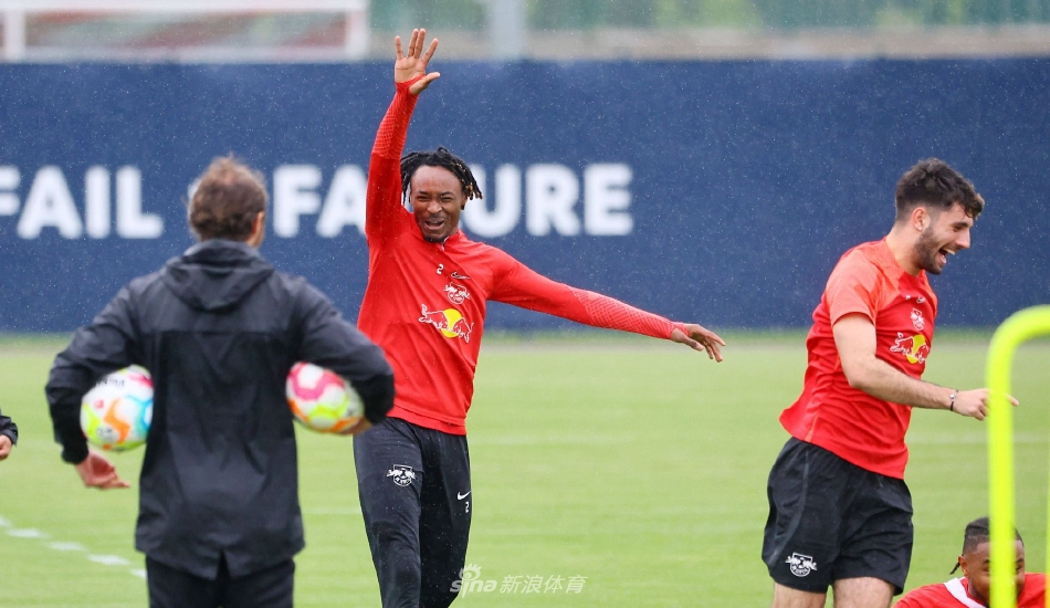 全队合影时刻，球员们肩并肩站在一起，面对镜头露出坚定笑容，展现出整装待发、迎接挑战的昂扬团队斗志。