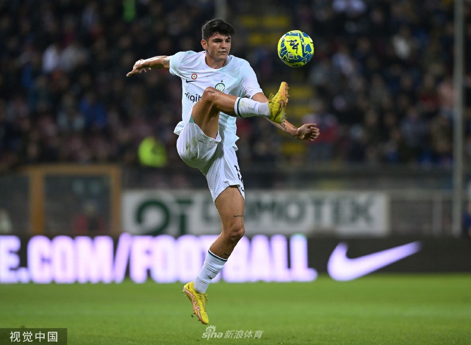 比赛结束后双方球员友好握手致意，体现了足球运动的友谊与尊重