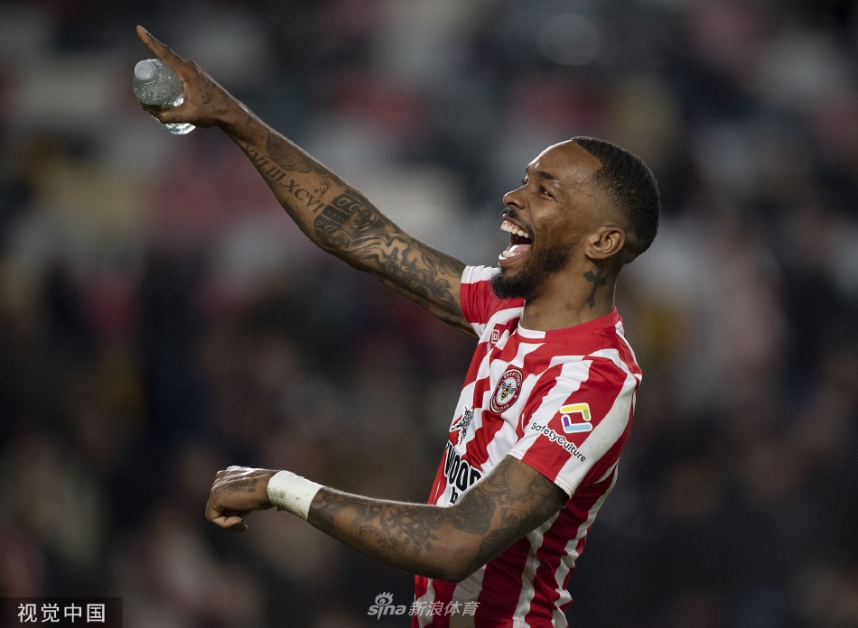 富勒姆球员所罗门高高跃起，力压防守球员头球破门瞬间，皮球应声入网。