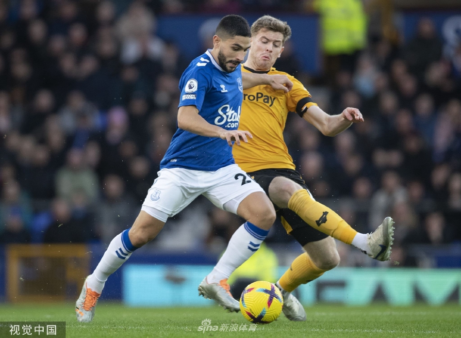 比赛结束后两队形成鲜明对比，狼队众将相拥庆祝劫后余生，埃弗顿球员则黯然神伤瘫坐草地。