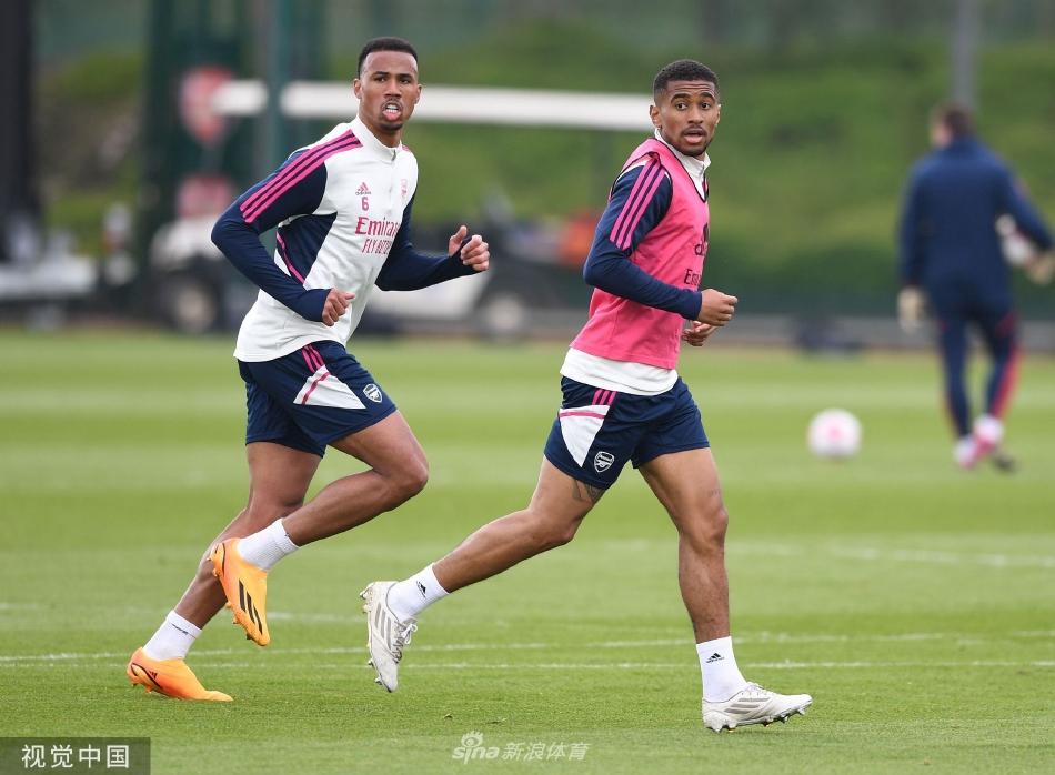 布卡约·萨卡在边路带球疾驰，表情专注，脚下步伐灵动，展现了他作为球队爆点的突破能力。