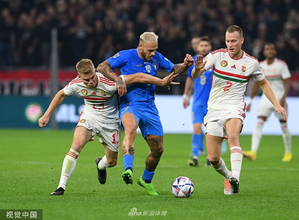 意大利球员赛后围成一圈相互鼓舞，主教练曼奇尼在场边欣慰注视