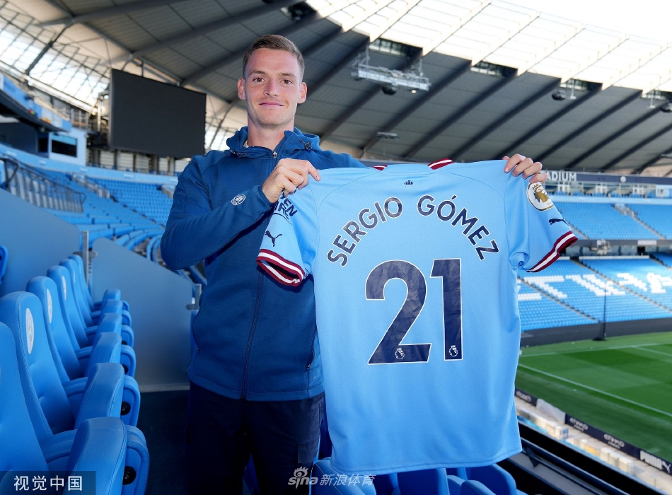 戈麦斯深情亲吻曼城队徽，表达对新东家的忠诚与热爱