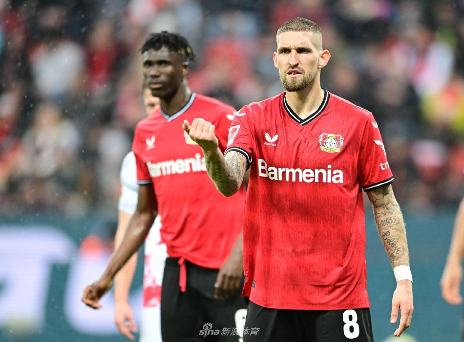 拜耳竞技场全景：在暮色与灯光交织下，勒沃库森与莱比锡RB的球员正在中场展开激烈拼抢